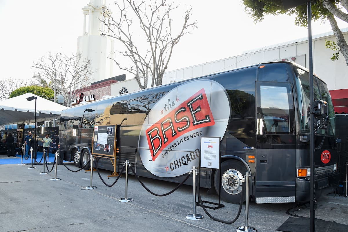 Uno de los vehículos reconvertidos en Proyecto Renner estuvo en la puerta de la presentación de la serie, en Los Ángeles