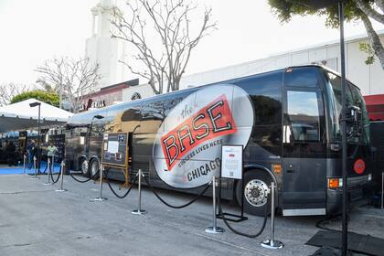 Uno de los vehículos reconvertidos en Proyecto Renner estuvo en la puerta de la presentación de la serie, en Los Ángeles