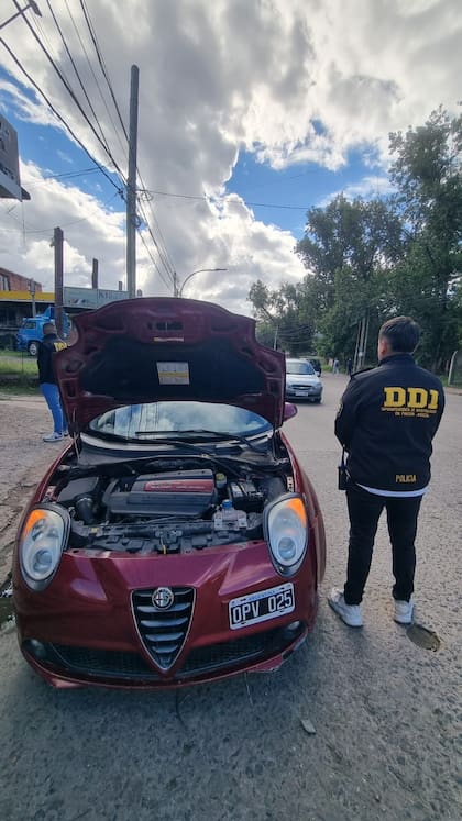 Uno de los vehículos recuperados durante los allanamientos en la zona oeste del conurbano