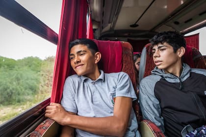Uno de los viajes a la escuela en el colectivo que les garantiza poder llegar