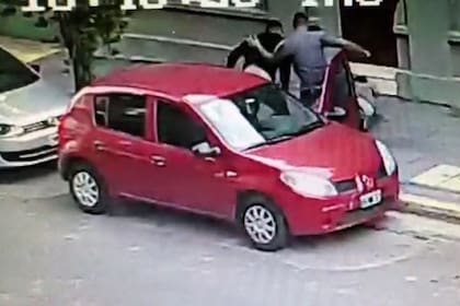 Uno de los violentos robos de autos ocurridos en Saavedra