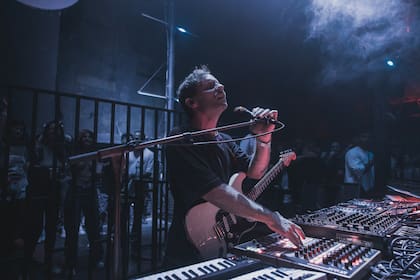 "Uno de mis abuelos me ayudó a hacer mi primera guitarra. Y el otro abuelo fue el que me compró la batería más barata que existía", recuerda Hansen