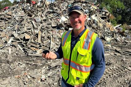 Uno de sus compañeros de Joe Kovach le otorgó una pequeña caja aterciopelada para que ubique a su propietario