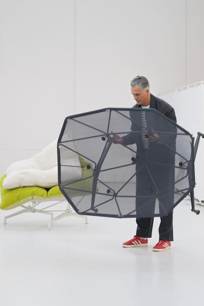 Uno de sus últimos diseños, el sillón para exterior ‘Alma’, de dos o tres cuerpos, que realizó en 2025 para la firma italiana Paola Lenti.