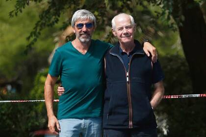 Uno es argentino, el otro británico; los dos excombatientes fueron los impulsores de la identificación