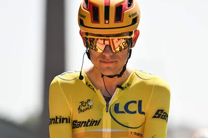 Uno-X Mobility team's Norwegian rider Torstein Traeen wearing the overall leader's yellow jersey awaits the start of the 6th stage of the 113th edition of the Tour de France cycling race, 186 km between Pau and Gavarnie-Gèdre in the French Pyrenees, on July 9, 2026. (Photo by Jeff PACHOUD / AFP)