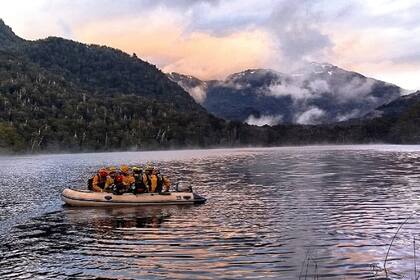 Unos 100 brigadistas continúan trabajando en la primera línea del incendio en el Parque Nacional Nahuel Huapi