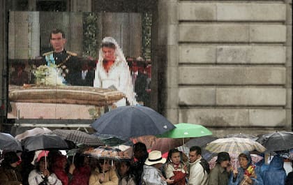 Unos 1.200 millones de espectadores siguieron la señal de Televisión Española a través de 160 operadores de todo el mundo. La británica BBC, las alemanas ARD y ZDF, la portuguesa RTP o la italiana RAI enviaron a sus propios equipos, que en el caso de la ZDF rozó el centenar de profesionales. Un total de 4.878 periodistas procedentes de 45 países se acreditaron para cubrir el evento. RTVE no cobró nada por la señal institucional, en la que no emitió publicidad. El vídeo con las imágenes de la boda se vendió a 5,95 euros, cuyos beneficios se destinaron a las víctimas del 11-M.