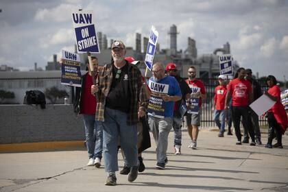Unos 13.000 trabajadores se sumaron al paro del sindicato de tres grandes fabricantes de automóviles estadounidenses, como este grupo en Wayne, Michigan. (BILL PUGLIANO / GETTY IMAGES NORTH AMERICA / Getty Images via AFP)