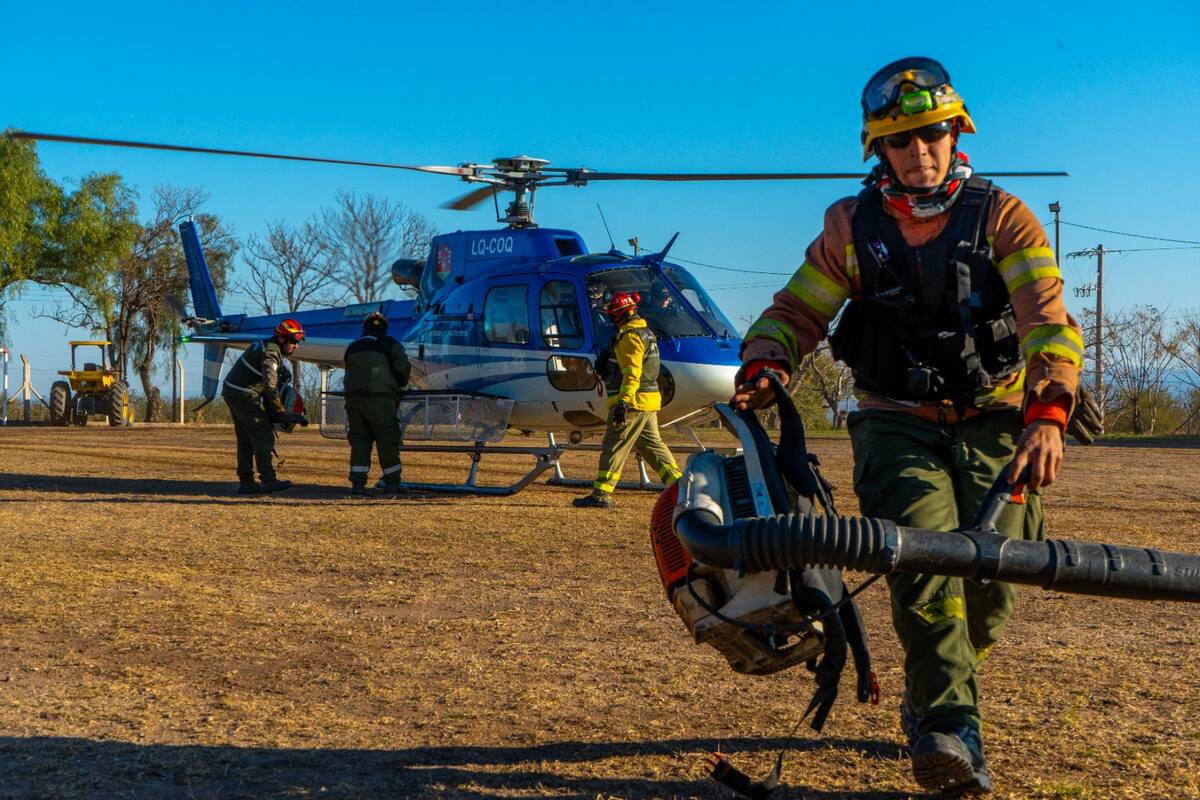 Unos 300 bomberos siguen trabajando en el cerro, en un día que aparece más favorable por el clima
