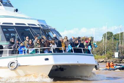 Unos 300 vecinos de San Isidro abordaron un catamarán para participar de la caravana náutica