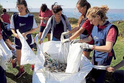Unos 400 jóvenes voluntarios recolectaron más de 1500 kilos de residuos, mayoritariamente plásticos, en la costa del Río de la Plata