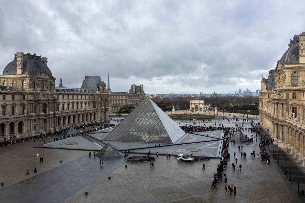 Unos 400 libros raros fueron dañados en el Louvre tras una fuga de agua