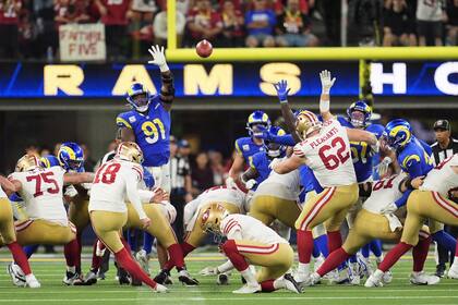 Unos 49ers plagados de lesiones superan a Rams 26-23 en tiempo extra