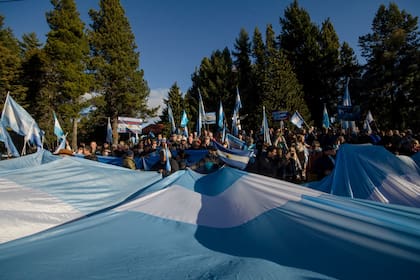 Unos 500 argentinos “abrazaron” el predio ocupado, en defensa de la soberanía