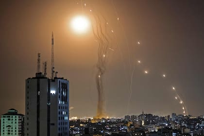 Unos 850 cohetes cayeron en Israel o fueron interceptados por el sistema de defensa aérea Cúpula de Hierro, informó el portavoz del ejército israelí, Jonathan Conricus. (Photo by MAHMUD HAMS / AFP)