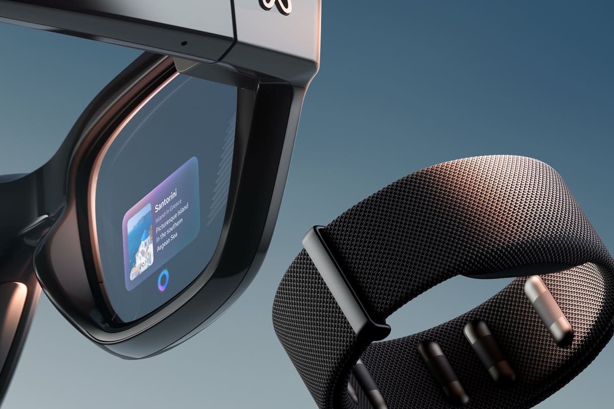 Unos anteojos Meta Ray-ban Display con pantalla incorporada; usan una muñequera que detecta movimientos en los dedos para controlar el dispositivo