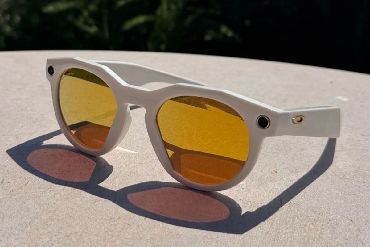 Unos anteojos Oakley Meta; integran una cámara frontal, cinco micrófonos y parlantes en las patillas