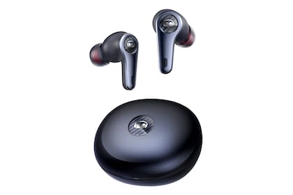 Unos auriculares Monster Clarity 8.0 y su estuche de carga