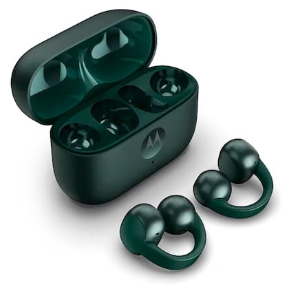 Unos auriculares Moto Buds Loop de diseño abierto; no entran en el canal auditivo
