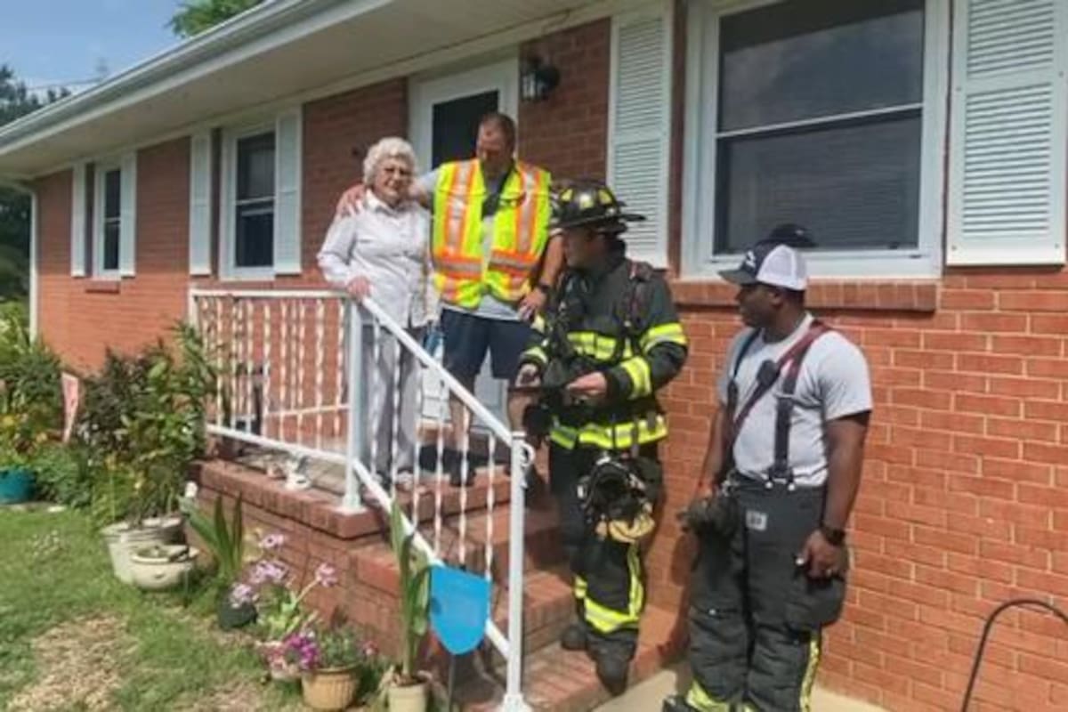 Unos bomberos tuvieron el noble gesto de cantarle "feliz cumpleaños" a una abuelita, tras controlar un incidente en su casa