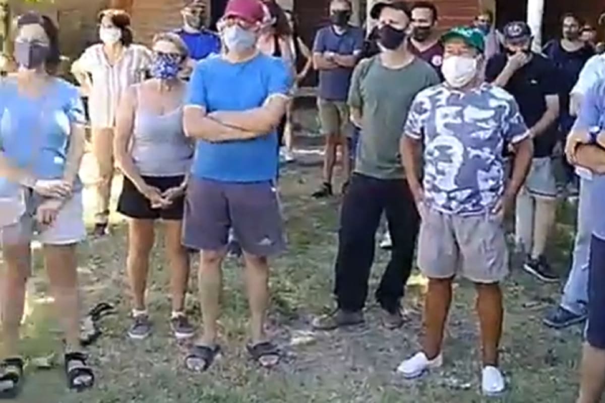 Unos cincuenta vecinos se concentraron frente al destacamento de Lobos para reclamar mayor seguridad tras una serie de robos en la zona rural de la localidad y en el área residencial de la laguna