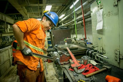 Unos de los 250 operarios que trabajan en la obra del soterramiento