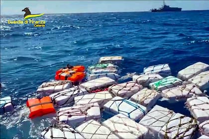 Unos dos mil kilogramos de cocaína, dejados a flote en aguas abiertas con un dispositivo de rastreo conectado, fueron incautados por la Policía Financiera italiana el lunes.