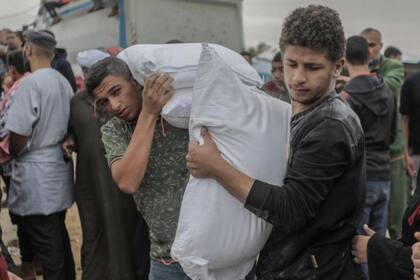 Unos dos millones de palestinos residentes en Gaza están en riesgo de perder el poco sustento que reciben de la UNRWA, advierten desde la agencia