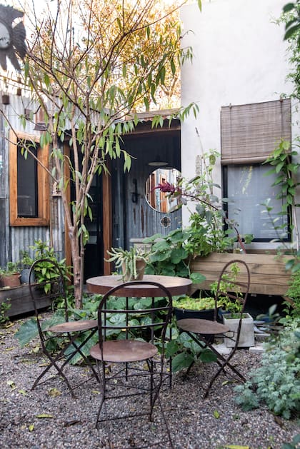 Unos muebles de chapa para sentarse debajo del jacarandá