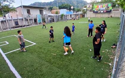 Unos niños juegan en la cancha irregular de la comunidad San Rafael de Santa Tecla, un área que hasta el régimen de excepción tenía una fuerte presencia de la MS-13