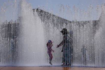 Unos niños se refrescan en una fuente fuera del Queen Elizabeth Hall el 19 de julio de 2022 en Londres, Reino Unido.