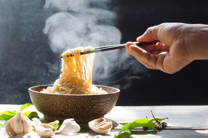 Unos palitos chinos con electricidad hacen que la comida se sienta como más salada, lo que permitiría usar menos sodio en su preparación