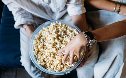 Unos pochoclos de cine grandes con sal (unos 250 g) pueden tener unos 5 g de sal, casi la cantidad necesaria para un día, según las pautas sanitarias