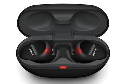 Unos Sony WF-SP800N en su estuche de carga