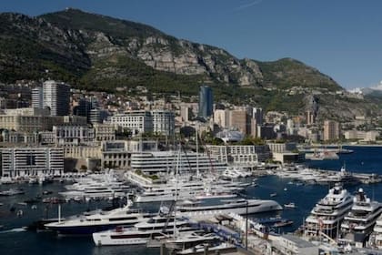 Unos superyates anclados en Mónaco, uno de los "puertos clásicos del glamour"