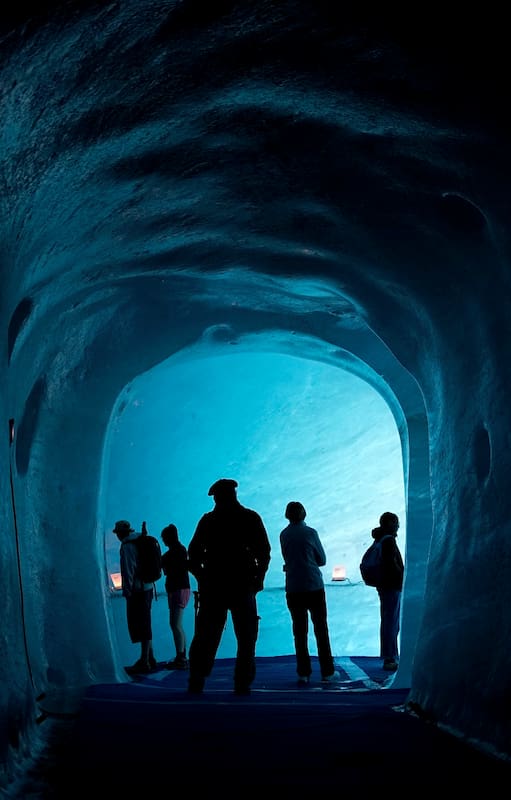 Unos turistas caminan por la cueva de hielo del glaciar «Mer de Glace», en la estación de Montenvers en Chamonix, Francia, el sábado 5 de septiembre de 2026. (Foto AP/Laurent Cipriani)