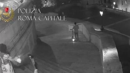 Unos turistas causaron daños por valor de US$ 27.000 en la escalinata de la Plaza de España en Roma.