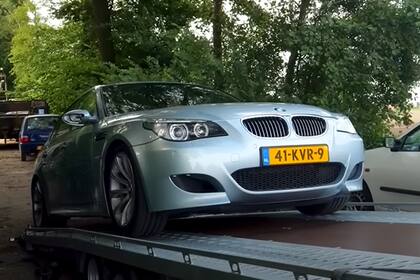 Unos youtubers neerlandeses decidieron romper un BMW con un tanque de guerra