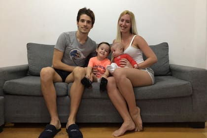 Unsaín, con su mujer Agostina y sus hijos Valentino, de dos años y medio y Bautista, de tres meses: “Siempre me gustó cocinar. No hago nada extravagante. Me gusta porque lleva tiempo, libera la mente", dice el arquero de Defensa y Justicia, que explota otras virtudes en la cuarentena