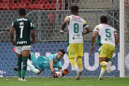 Unsain le desvía el penal a Gómez en el tiempo suplementario. Su atajada fue clave