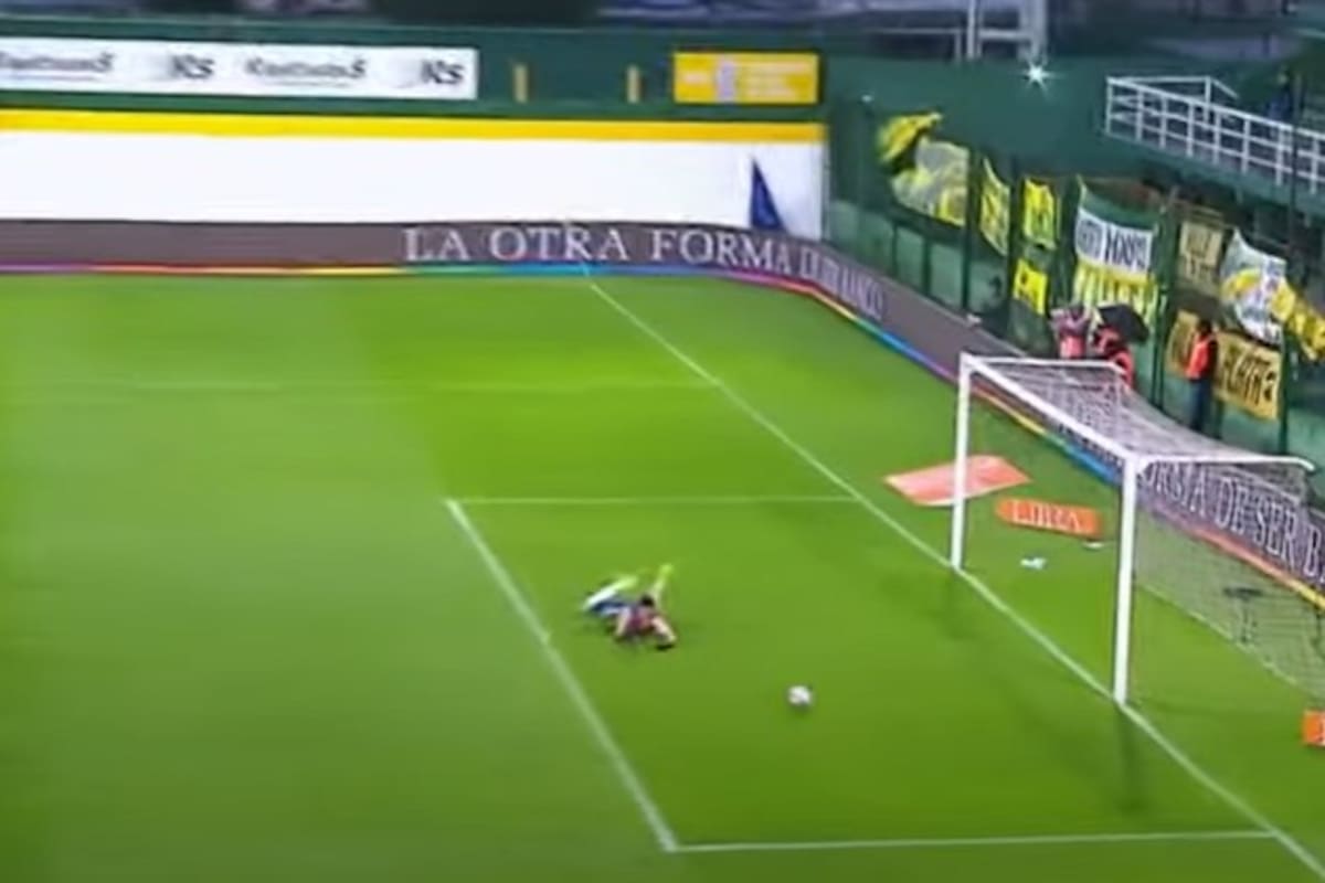 Unsain le saca el remate a Pierotti; el arquero está más afianzado que nunca en Defensa y Justicia