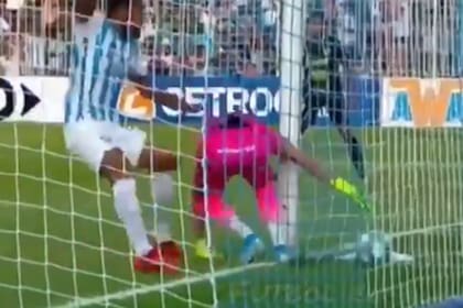 Unsain ya no puede hacer nada: acaba de meter la pelota en su propio arco