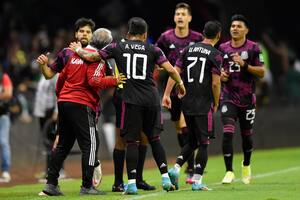 Uriel Antuna (21) abrió el marcador para México y encabezó la celebración de los jugadores aztecas con el DT Gerardo Martino
