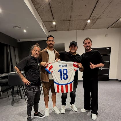 Uriel Pérez (segundo desde la derecha), con dos de sus representados: Gabriel Ávalos y Federico Mancuello