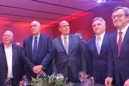 Córdoba: Francos sufrió el frío de la industria, se quedó sin aplausos y Llaryora explotó la vía del centro - Image 2