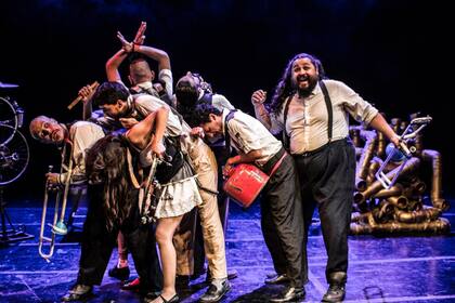 Urraka estrena su última propuesta interdisciplinaria que combina humor, música, teatro e instrumentos raros