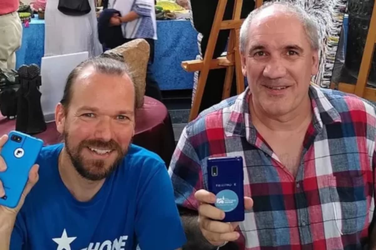 Urs Lesse (izquierda) ayuda a las personas a reparar sus teléfonos