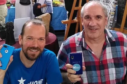 Urs Lesse (izquierda) ayuda a las personas a reparar sus teléfonos