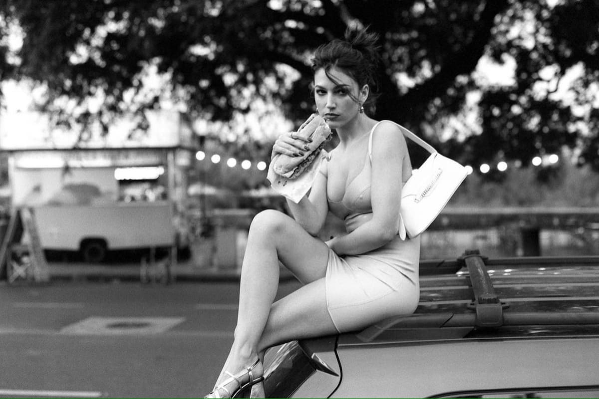 Úrsula Corberó compartió más fotos de su paso por Buenos Aires y una llamó la atención de todos: “¿Choripán o bondiola?”